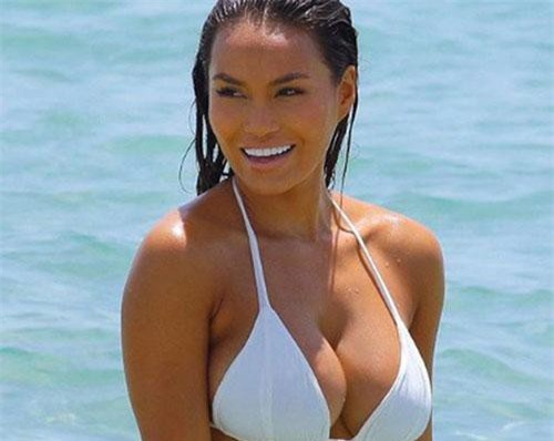 Daphne Joy khoe ngực ngoại cỡ
