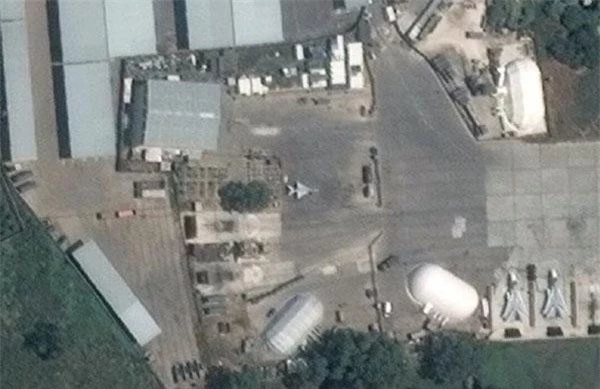 Một người đam mê quân sự Nga - Syria mang tên Samir mới đây đăng tải lên trang Twitter của mình hình ảnh vệ tinh chụp lại một chiếc tiêm kích MiG-21 ở sân bay Hmeymim - căn cứ Không quân Nga tại Syria. Nguồn ảnh: Google Map