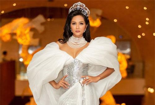 Hoa hậu H’hen Niê xúc động nhìn lại 2 năm nhiệm kỳ