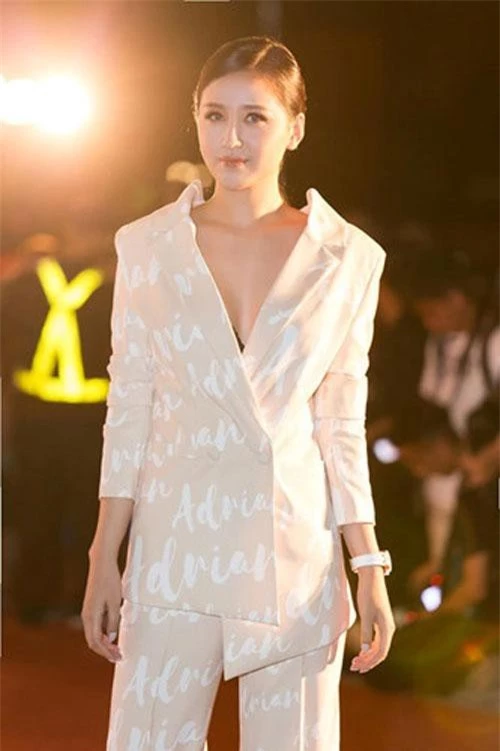 Đăng quang Hoa hậu Việt Nam 2006, nhưng chỉ sau 2 năm đương nhiệm, Mai Phương Thúy hạn chế tham gia nghệ thuật để dành thời gian để tập trung kinh doanh.
