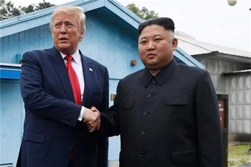 Tổng thống Donald Trump và nhà lãnh đạo Kim Jong Un trongbuổi gặp mặt tạikhu phi quân sự liên Triều (DMZ)