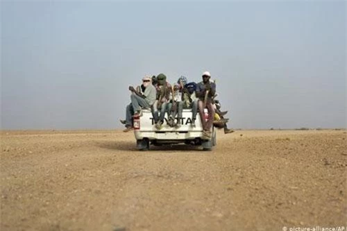 Trong cuộc hành trình đến miền đất hứa, nhiều người di cư đã mắc kẹt trên sa mạc Sahara.