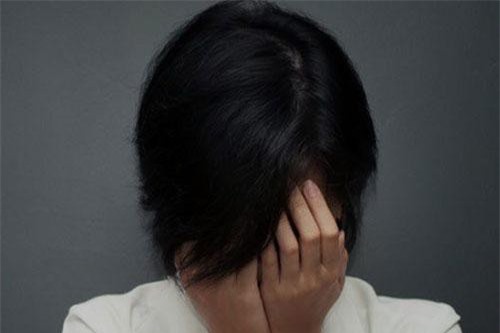 Ngày tôi lên xe hoa theo chồng, mẹ đang bị trói ở một góc nhà đột nhiên khóc nức nở