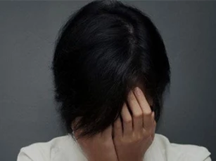 Ngày tôi lên xe hoa theo chồng, mẹ đang bị trói ở một góc nhà đột nhiên khóc nức nở