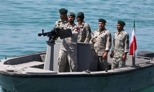 Các quân nhân Iran trên eo biển Hormuz (Ảnh minh họa: AFP)