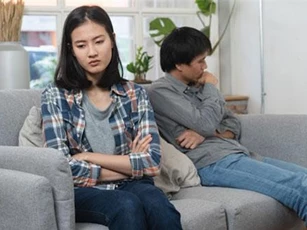 Kể từ lúc con trai tôi nửa mừng nửa sợ chạy đến nói với tôi: "Mẹ ơi, có một cô xấu xí cho con kẹo", tôi đã biết gia đình mình sắp lao đao