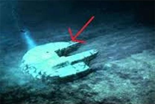 Bí ẩn vật thể dị thường nghi UFO ẩn náu dưới đáy biển