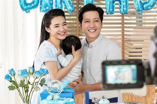 Trường Giang - Nhã Phương khoe ảnh cả gia đình 3 người, lần đầu tiên thừa nhận đã có em bé?