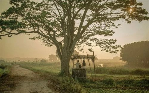 Phân đoạn Ngạn ngồi đàn cho Hà Lan nghe được ghi hình tại xã Quảng Thành thuộc huyện Quảng Điền, cách trung tâm Huế khoảng 12 km. Không phát triển du lịch nhưng nơi này không còn xa lạ với các phượt thủ.