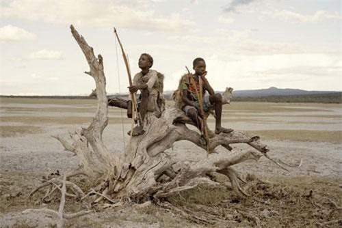 Cuộc sống kỳ lạ của bộ lạc săn bắn cuối cùng ở Tanzania