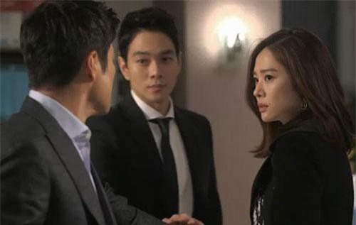 Tranh thủ nghỉ trưa, sếp đưa vợ tôi vào khách sạn để gia hạn hợp đồng