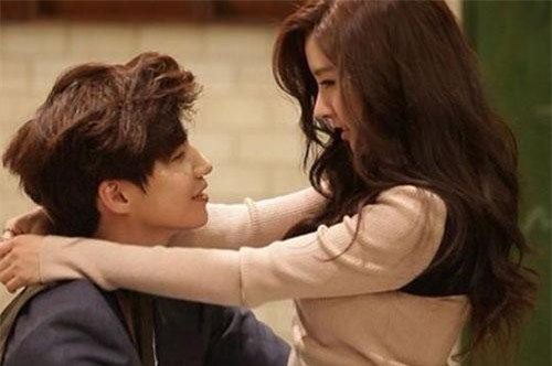 Tỉnh dậy sau đêm tân hôn, tôi chết lặng khi nghe chồng gọi điện cho một người