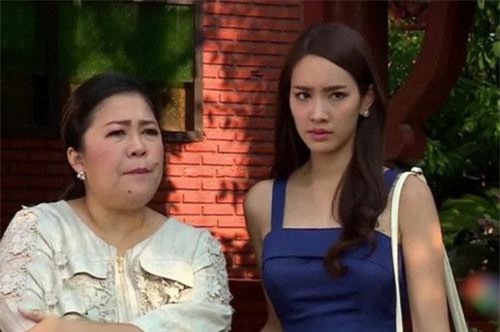 Chồng gia trưởng đang trợn mắt quát vợ ăn bám tiêu hoang thì nhận ngay "liên hoàn chưởng" của người phụ nữ quyền lực không ngờ