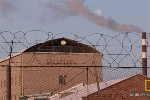 Nhà tù nhìn từ xa.