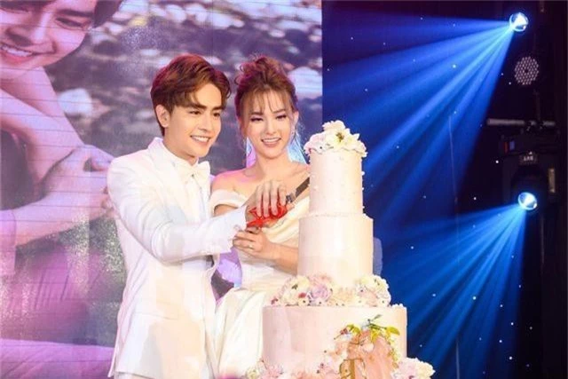 Ca sĩ Thu Thủy và chồng kém 10 tuổi chia sẻ ngọt ngào trong tiệc cưới - 23
