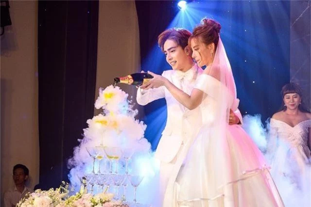 Ca sĩ Thu Thủy và chồng kém 10 tuổi chia sẻ ngọt ngào trong tiệc cưới - 24