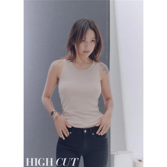 Nữ hoàng gợi cảm Lee Hyori comeback cực sexy trên bìa tạp chí, lại còn thả rông táo bạo đến mức này! - Ảnh 5.