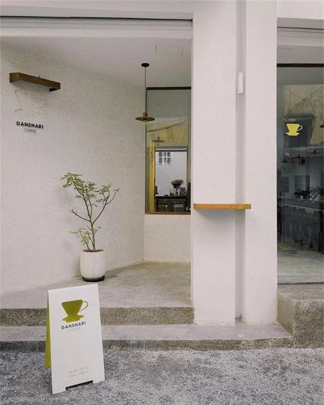Quán cafe tung bằng chứng tố Khánh Linh nói dối chuyện thay 8 bộ đồ để chụp ảnh nhưng lại để lộ 1 sai sót khó đỡ - Ảnh 2. Quán cafe tung bằng chứng tố Khánh Linh nói dối chuyện thay 8 bộ đồ để chụp ảnh nhưng lại để lộ 1 sai sót khó đỡ - Ảnh 2.