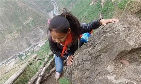 Sốc: Trẻ em một ngôi làng Trung Quốc leo vách núi 800m để tới trường - ảnh 1