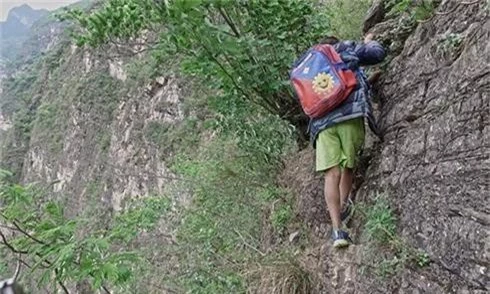 Sốc: Trẻ em một ngôi làng Trung Quốc leo vách núi 800m để tới trường - ảnh 2