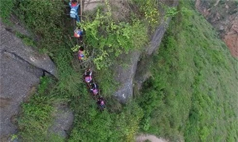 Sốc: Trẻ em một ngôi làng Trung Quốc leo vách núi 800m để tới trường - ảnh 3