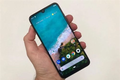 Mi A3 được trang bị màn hình Super AMOLED kích thước 6,01 inch, độ phân giải HD Plus (1.560x720 pixel), mật độ điểm ảnh 286 ppi. Màn hình này được chia theo tỷ lệ 19,5:9, thiết kế dạng giọt nước. 