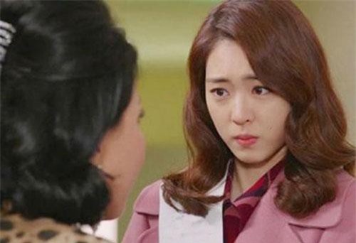 Mẹ chồng đọc trộm tin nhắn của con dâu nhưng hành động sau đó mới khiến tôi 'tím mặt'