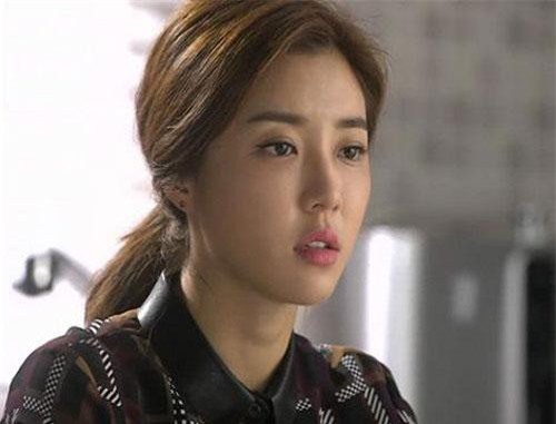 Chết sững giữa nhà khi thấy đứa bé lạ mặt gọi mẹ chồng mình là bà nội