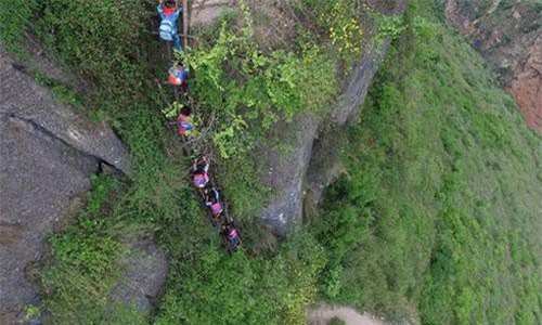 Sốc: Trẻ em một ngôi làng Trung Quốc leo vách núi 800m để tới trường