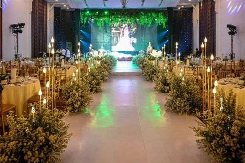 Không gian tiệc cưới được trang trí bằng hoa và nến