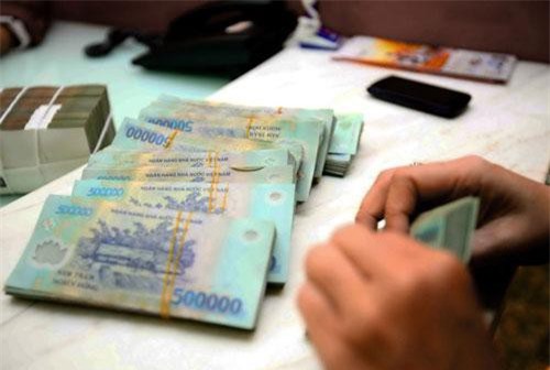 Tiền gửi của các tổ chức kinh tế vào hệ thống ngân hàng bất ngờ tăng trở lại