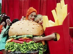 Katy Perry chỉ yêu cầu duy nhất một điều trước khi đồng ý hòa giải với “kẻ thù” Taylor Swift, dân tình nghe xong mà ngã ngửa