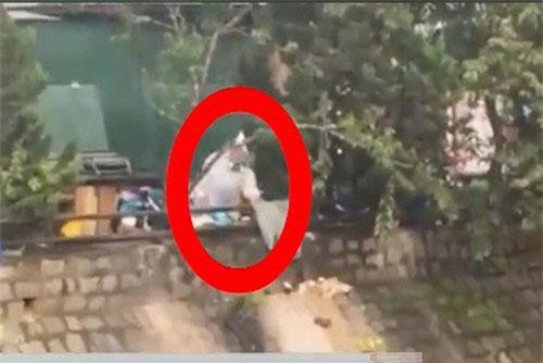 Lâm Đồng: Xử phạt 6 triệu đồng người đổ rác xuống suối Cam Ly