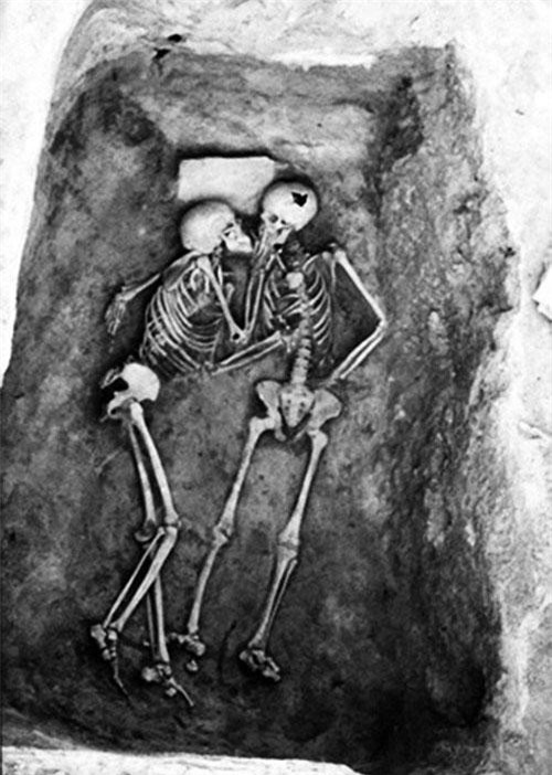 Tình yêu vĩnh cửu qua bức ảnh nụ hôn 2.800 năm khiến nhiều người xúc động