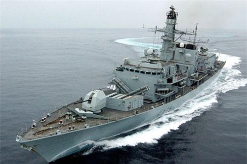 Cận cảnh khinh hạm Anh giương súng rượt tàu chiến Iran