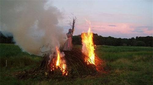 Man rợ cảnh thiêu sống cụ bà vì nghi là phù thủy