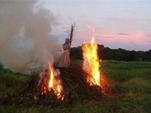 Man rợ cảnh thiêu sống cụ bà vì nghi là phù thủy