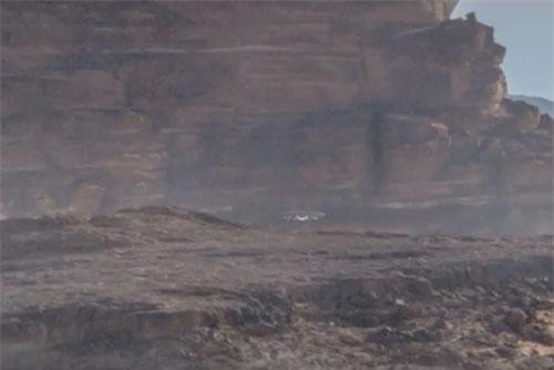 CLIP: UFO bí ẩn phát ra âm thanh lạ bất ngờ xuất hiện trên thung lũng Mặt Trăng