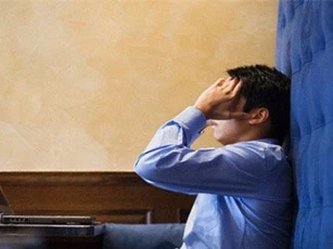 Hùng hổ đi đánh ghen với mẹ, thế nhưng đến nơi thì cả tôi và mẹ lại không biết phải đứng về phía ai