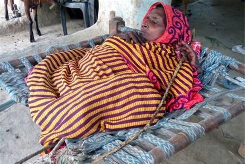 Kỳ lạ người đàn bà "càng ngày càng lùn"