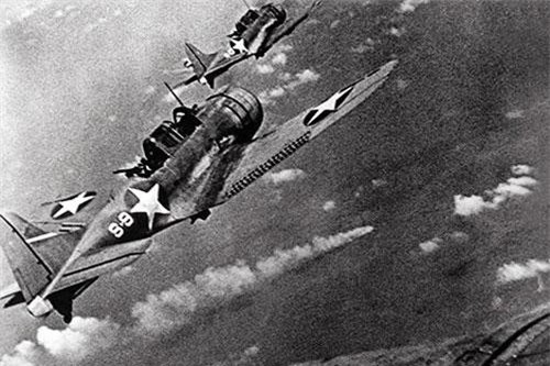Oanh tạc cơ Mỹ bổ nhào dội bom xuống hạm đội Nhật Bản.