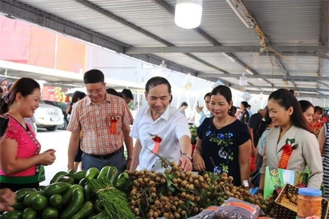 Khách tham quan gian hàng giới thiệu sản phẩm của tỉnh Sơn La