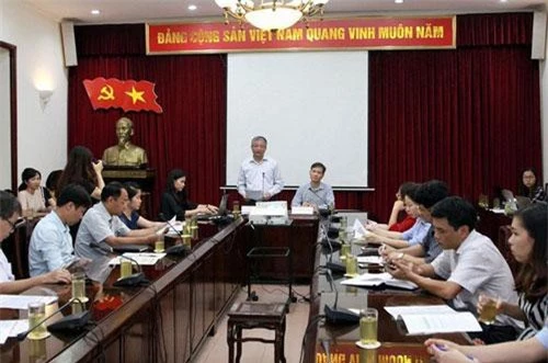 Thứ trưởng Doãn Mậu Diệp (đứng) cho rằng Việt Nam thuộc nhóm 8 nước có tỷ lệ thất nghiệp thấp. Ảnh - Mạnh Dũng.