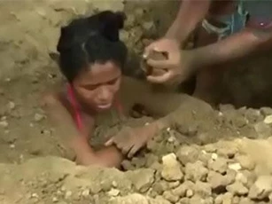 Chôn thiếu nữ xuống đất để... chữa bệnh do sét đánh