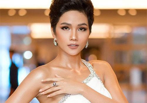 H'Hen Niê rơi nước mắt kể về câu chuyện buồn của gia đình, đọc xong ai cũng thấy xúc động