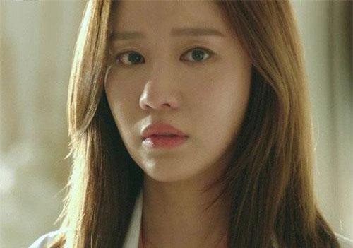 'Vật thể lạ' con cầm từ phòng cô ô sin khiến vợ giật mình hoảng hốt