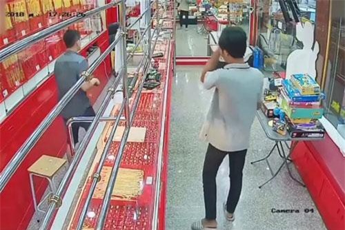 CLIP: 'Cao nhân' trộm vàng có 'cao nhân' chủ tiệm vàng trị