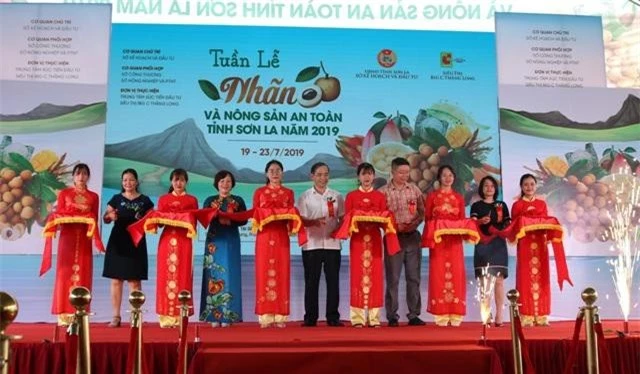 2 Nghi thức cắt băng khai mạc Tuần lễ Nhãn và nông sản an toàn tỉnh Sơn La 2019