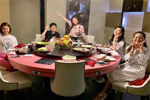 Lâm Tâm Như đi ăn cùng Thư Kỳ và hội những người bạn U50 giữa tin đồn trục trặc hôn nhân với Hoắc Kiến Hoa