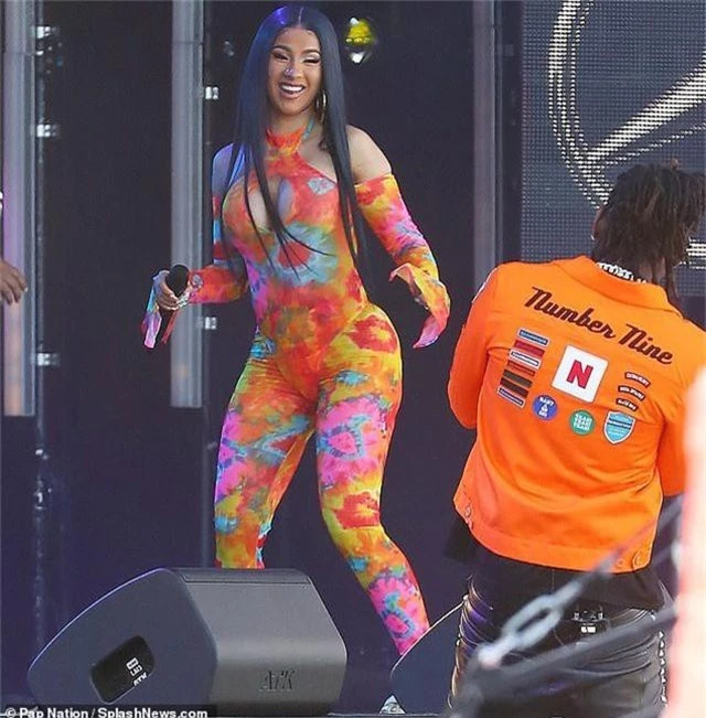 Cardi B khoe ngực bốc lửa với trang phục màu sắc - 8